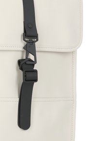 Rains BUCKET MINI - Mochila - light beige