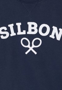 Sudadera azul marino con texto bordado en blanco que dice "SILBON" y un gráfico de dos raquetas de tenis cruzadas. Tejido suave y texturizado.