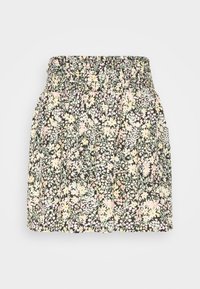 Saia floral com pregas, apresentando um fundo escuro com flores cor-de-rosa claras e amarelas, feita de um tecido leve com um corte descontraído.