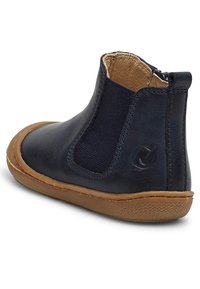 Námořnické kožené kotníkové boty s elastickým postranním panelem, hnědou gumovou podrážkou a prošívanými detaily, s jemným logem na zadní části.