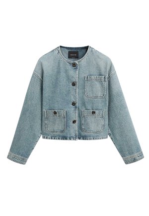 Hellblaue Jeansjacke mit rundem Ausschnitt, Knopfleiste vorne und drei aufgesetzten Taschen – zwei mit Knöpfen – lange Ärmel, kürzere Passform.