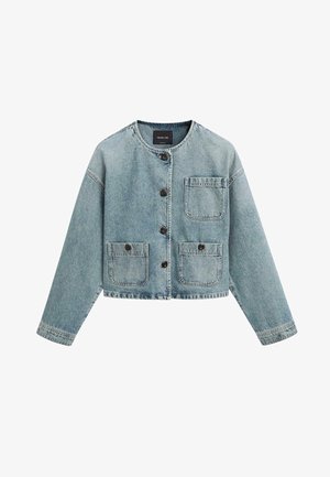 Lichtblauwe spijkerjas met ronde hals, knoopsluiting aan de voorkant en drie opgestikte zakken—twee met knopen—lange mouwen, cropped fit.