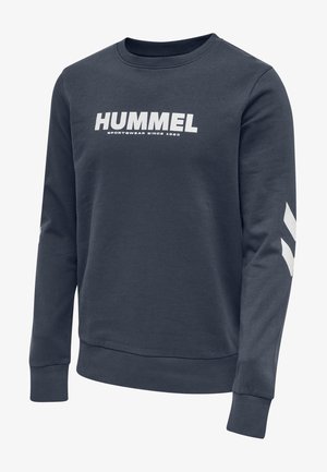 Navyblauer Pullover mit weißem "HUMMEL"-Logo und Text. Mit langen Ärmeln, geripptem Kragen und weißen Chevron-Mustern an den Ärmeln.