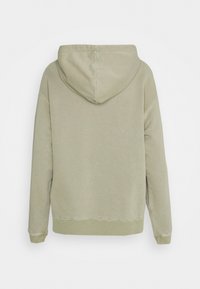 Sweat à capuche vert olive clair avec manches longues, poignets et ourlet côtelés, vu de dos sur un fond uni.