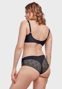 Ensemble de soutien-gorge et culotte noirs avec un tissu lisse, des accents en dentelle et des motifs floraux à l'arrière. Bretelles réglables sur le soutien-gorge.
