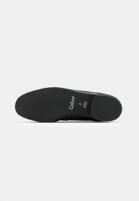 Suola di scarpa nera con motivo testurizzato per grip, contrassegnata "Gabor 4," prodotta in Portogallo. Finitura in gomma liscia con punta arrotondata e tacco leggermente rialzato.