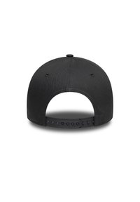Juodas reguliuojamas beisbolo kepurė su tvirtu audinio struktūra, suapvalinta karūna ir plastikiniais snapback užsegimais. Yra ventiliacijos skylutės, užtikrinančios oro pralaidumą.