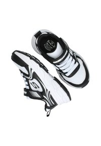 Witte en zwarte sportschoenen met een bovenwerk van mesh, gedurfde zwarte accenten, een dikke zool en elastische veters; beschikt over een lus bij de hiel voor eenvoudig aan- en uittrekken.