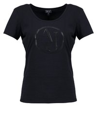 Musta lyhythihainen t-paita, joka on valmistettu pehmeästä puuvillasta. Paitassa on pyöreä kaula-aukko ja keskellä kohotettu logomuotoilu.