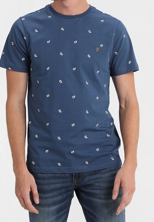 Granatowa bawełniana koszulka z białymi wzorami w krople, z okrągłym dekoltem, krótkimi rękawami oraz małym złotym logo na piersi.