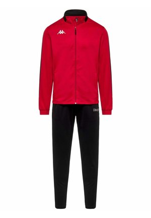 Giacca rossa con zip e logo bianco sul petto abbinata a pantaloni neri con logo sulla parte superiore della coscia, mostrata su sfondo bianco.