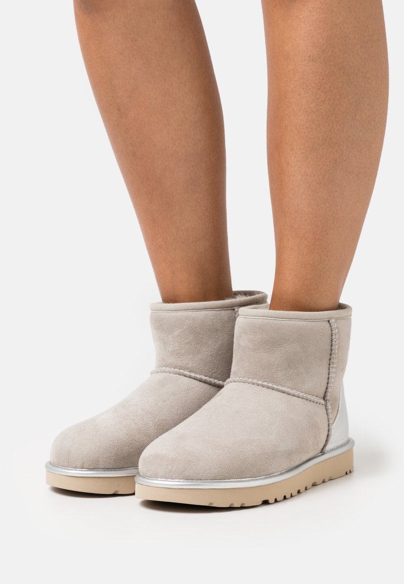UGG CLASSIC MINI SHINE Classic ankle boots light grey Zalando.de