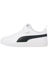 Sneakers bianchi con una striscia PUMA nera testurizzata, dotati di una chiusura in Velcro e un design con lacci, realizzati in materiale sintetico.