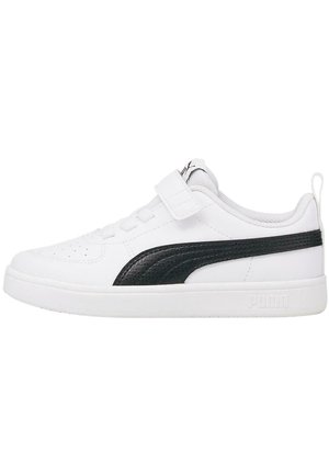 Zapatillas blancas con una raya texturizada negra de PUMA, que presentan una correa de Velcro y un diseño de cordones, fabricadas en material sintético.