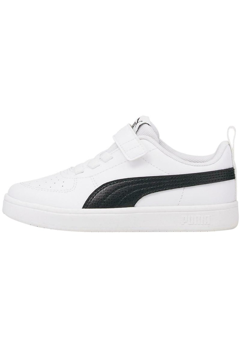 Sneakers bianchi con una striscia PUMA nera testurizzata, dotati di una chiusura in Velcro e un design con lacci, realizzati in materiale sintetico.