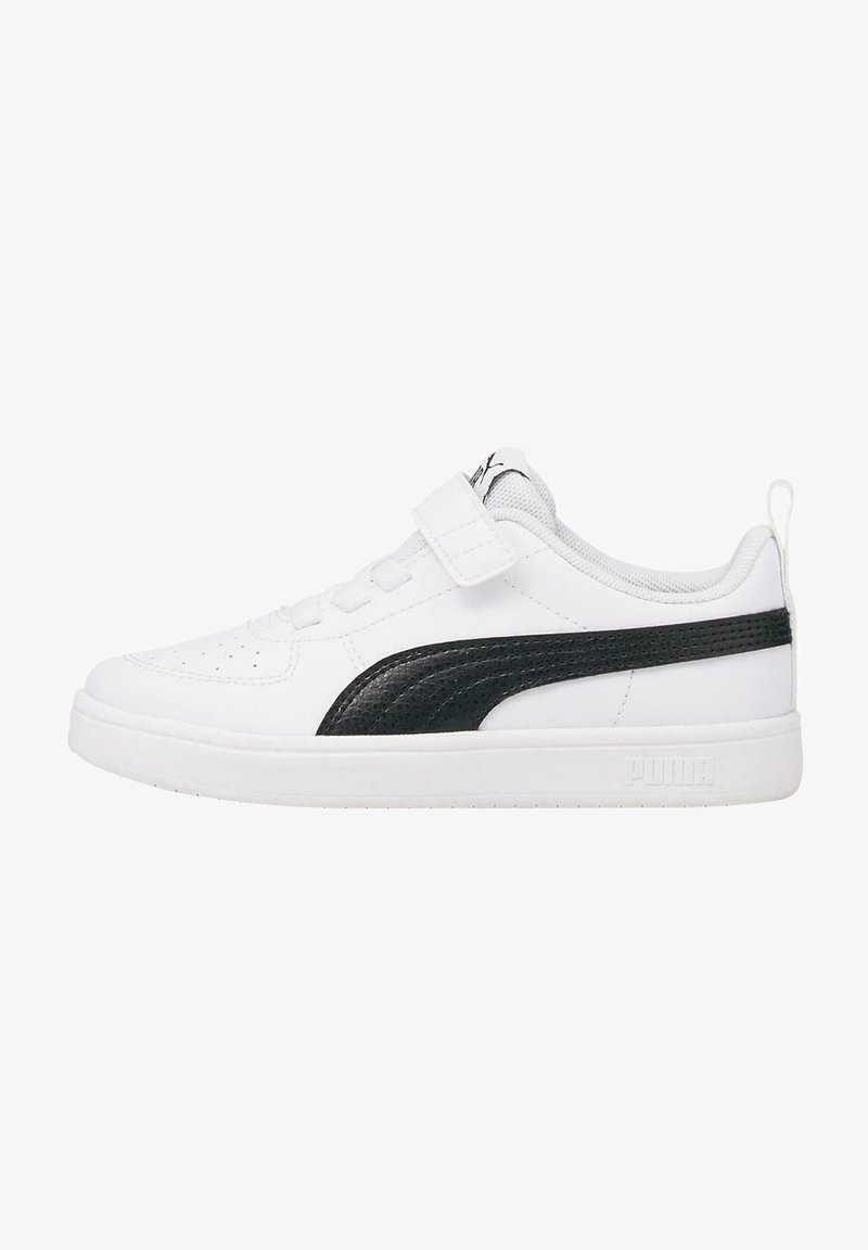 Zapatillas blancas con una raya texturizada negra de PUMA, que presentan una correa de Velcro y un diseño de cordones, fabricadas en material sintético.