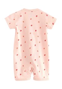 Romper rosa a maniche corte in cotone, caratterizzato da una stampa ripetuta di fragole, texture morbida e chiusura a scatto sulla gamba per un cambio facile.