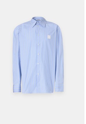 Camisa a rayas azul claro hecha de algodón, con cuello puntiagudo, cierre frontal de botones y logo bordado de la 'N'. Mangas largas con puños.