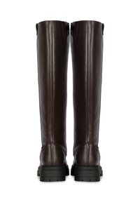 Bottes montantes en cuir marron avec une texture lisse, des semelles robustes et un design droit ; elles présentent un détail de couture à l'arrière.