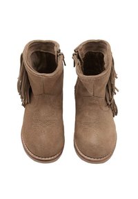 Stivali alla caviglia in suede marrone con dettagli frangiati sui lati e motivi decorativi cuciti sulla punta, visti dall'alto.