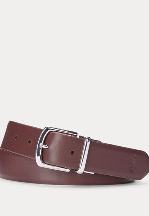 Ceinture en cuir marron avec boucle rectangulaire en argent et logo embossé près de l'extrémité, posée à plat sur un fond blanc.