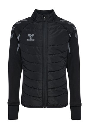 Chaqueta acolchada negra con cremallera frontal completa, mangas largas, patrones en forma de cheurón grises en los hombros y logo "hummel" en el pecho izquierdo.