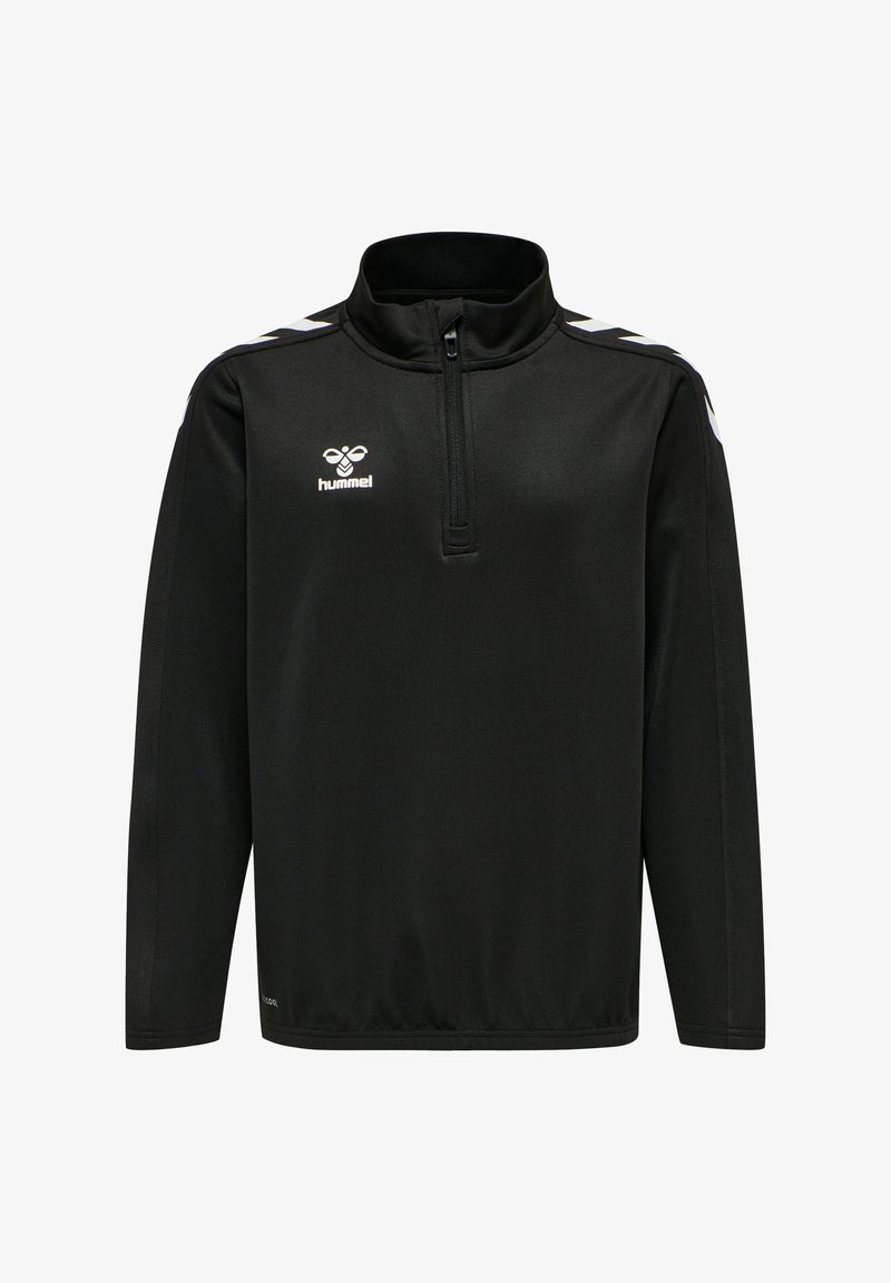 Zwarte pullover met een ritssluiting op de kraag, gemaakt van gladde stof. Heeft witte accenten op de schouders en een logo op de borst.