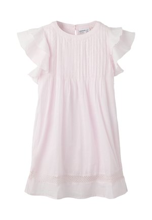 Hellrosa Babykleid mit flatternden Ärmeln, vertikalen Biesen am Oberteil und Spitzenbesatz am Saum, Schlitzknopf am Rückenausschnitt.