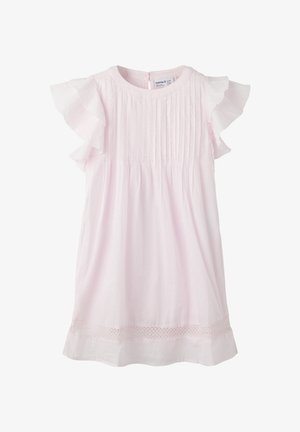 Hellrosa Babykleid mit flatternden Ärmeln, vertikalen Biesen am Oberteil und Spitzenbesatz am Saum, Schlitzknopf am Rückenausschnitt.