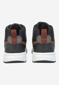 Chaussures de sport noires et marron avec une tige en tissu texturé, une semelle intermédiaire blanche et une languette marron à l'arrière. Détails de design minimalistes.