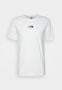 Camiseta blanca de algodón con cuello redondo, mangas cortas y un pequeño logo negro en el pecho que presenta el texto y el emblema de "The North Face".