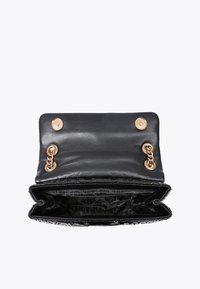 Borsa a tracolla in pelle nera con dettagli in catena, caratterizzata da accessori in tono oro. La vista interna mostra un rivestimento decorato e una chiusura a scatto.