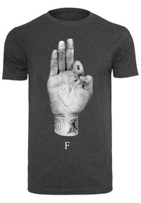 Mørk grå t-skjorte med en detaljert grafikk av en hånd med tatoveringer, og en mindre hånd inni håndflaten, med bokstaven "F" nederst.