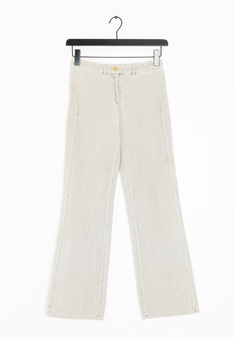Jean beige à jambes larges en matériau texturé, avec poches avant, fermeture à bouton doré et passants pour ceinture, présenté sur un cintre noir.