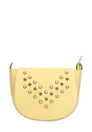Geel leren tas met een gebogen vorm, versierd met metallic studs en steraccenten aan de voorkant. Voorzien van een ritssluiting en een schouderband.