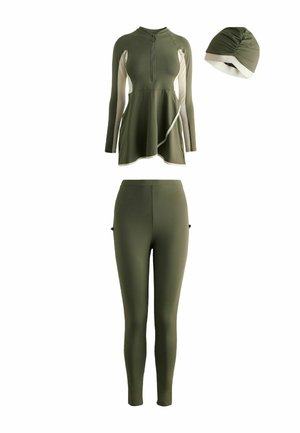 Ensemble de maillot de bain trois pièces vert olive comprenant un haut à manches longues avec fermeture éclair, un legging ajusté et une cagoule assortie avec doublure beige.