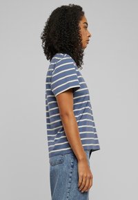 Urban Classics STRIPED BOXY - Triko s potiskem - whitesand vintageblue