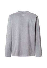 Grau langärmliges Shirt aus weicher Baumwolle. Verfügt über einen Rundhalsausschnitt und ein kleines gedrucktes Etikett im oberen Rückenbereich. Glatte Textur.