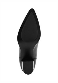 Suela de zapato de tacón alto negra, con una superficie de goma texturizada y diseño de punta apuntada. Incluye una plataforma delantera baja y un detalle plateado.