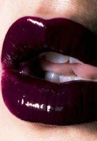 LH cosmetics LATEX FEVER - HIGH SHINE MULTI-USE LIQUID LIPSTICK czerwony