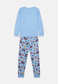 Blå langærmet top med rund halsudskæring og manchetter, parret med blå bukser med et farverigt edderkop-tema.