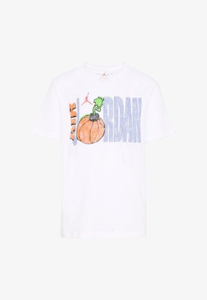 T-shirt blanc à manches courtes avec le texte « Air Jordan », un petit logo Jumpman rouge et un graphique de citrouille orange au centre.