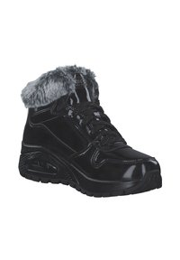 Zapatilla alta negra de material sintético brillante, con cuello de pelo sintético, diseño de cordones y amortiguación de aire en el talón para mayor comodidad.