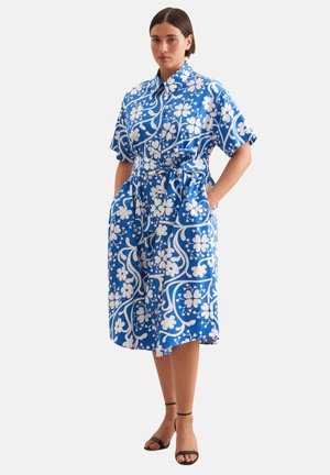 Blauw bloemenpatroon jurk met een ceintuursluiting in de taille, korte mouwen en zijzakken. Gemaakt van een zachte stof met een relaxte pasvorm.