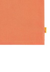 Oranžová tkanina s texturovaným povrchem, na jedné straně opatřená malou žlutou nálepkou. Okraje jsou úhledně prošívané.