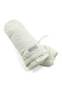 Παιδικά μπεζ μονωμένα γάντια με ελαστικές μανσέτες και ετικέτα Mini A Ture Copenhagen σε λευκό φόντο.