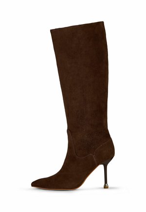 Botte haute en daim brun foncé jusqu'au genou avec bout pointu et talon stiletto haut et fin sur fond blanc.