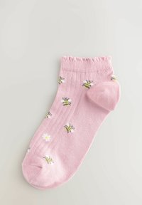 Rosa ankelstrømpe med ribbet top, med et blomster- og bi-mønster over hele. Fremstillet af blødt, tekstureret materiale for komfort.