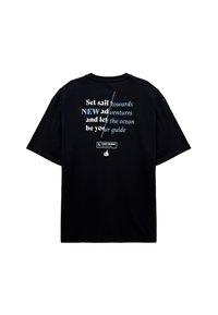 Camiseta de algodón negra con un estampado en la parte trasera que incluye texto en azul y blanco, con temas náuticos y un pequeño gráfico de un velero.