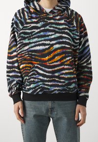 Sudadera con capucha en vibrantes patrones de olas multicolores sobre un fondo negro, hecha de una tela suave con puños y dobladillo acanalados.